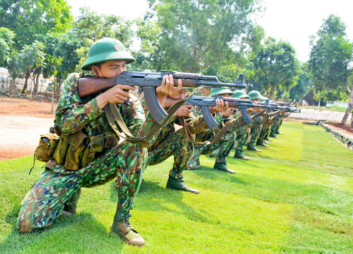 Bức ảnh đẹp nhất về chú bộ đội cầm súng