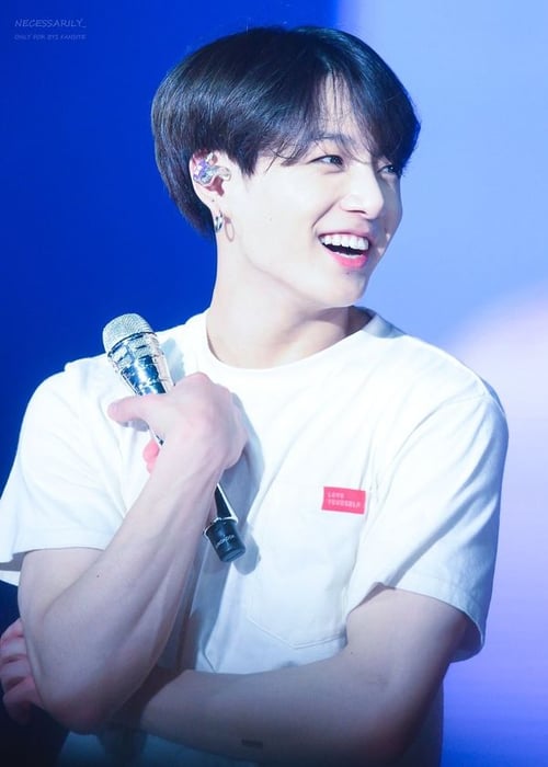 Khám phá vẻ đẹp cuốn hút trong nụ cười của Jungkook